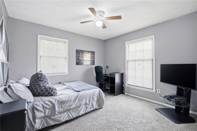1008 SW Hiawatha Drive, Blue Springs, MO 64015