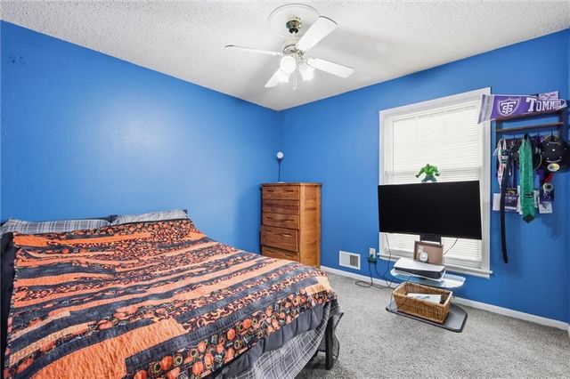 1008 SW Hiawatha Drive, Blue Springs, MO 64015