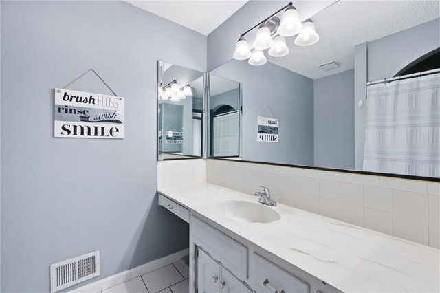 1008 SW Hiawatha Drive, Blue Springs, MO 64015