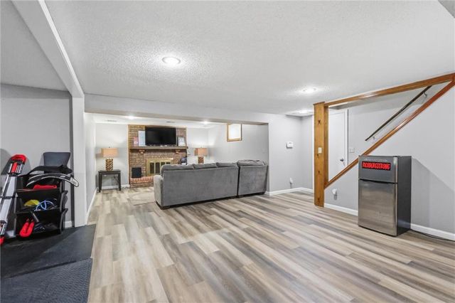 1008 SW Hiawatha Drive, Blue Springs, MO 64015