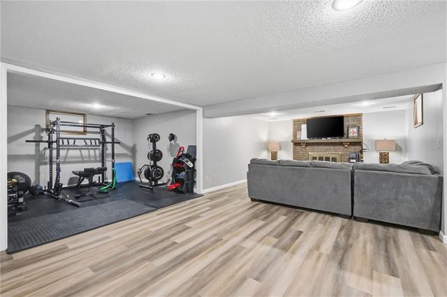1008 SW Hiawatha Drive, Blue Springs, MO 64015