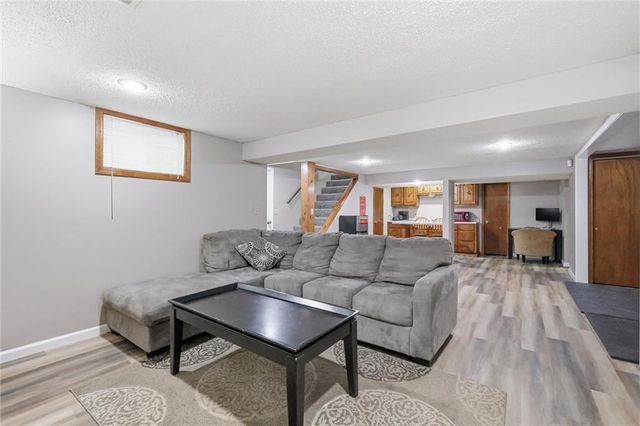 1008 SW Hiawatha Drive, Blue Springs, MO 64015