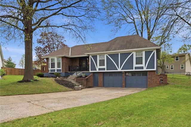 1008 SW Hiawatha Drive, Blue Springs, MO 64015