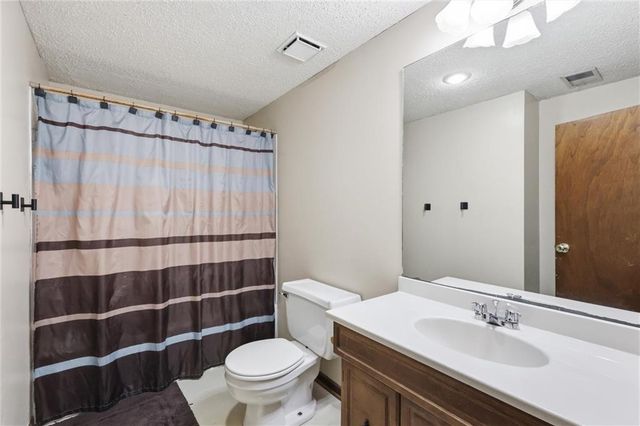 1008 SW Hiawatha Drive, Blue Springs, MO 64015