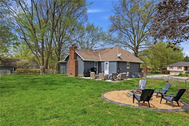 1008 SW Hiawatha Drive, Blue Springs, MO 64015