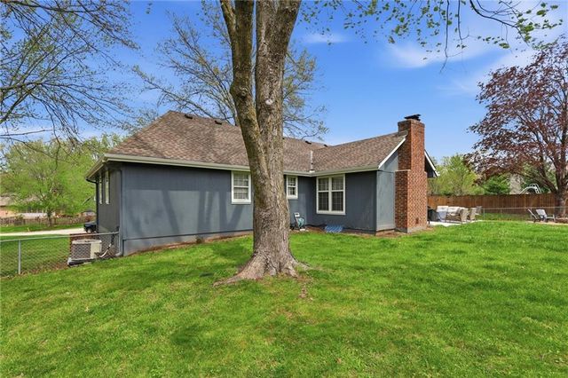 1008 SW Hiawatha Drive, Blue Springs, MO 64015