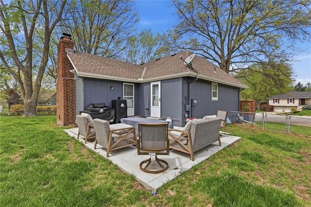 1008 SW Hiawatha Drive, Blue Springs, MO 64015