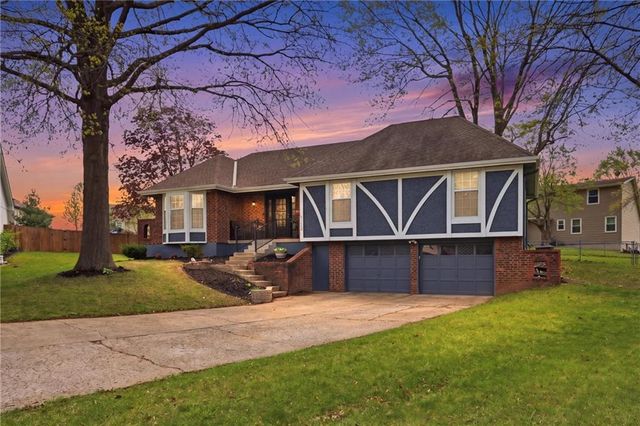1008 SW Hiawatha Drive, Blue Springs, MO 64015