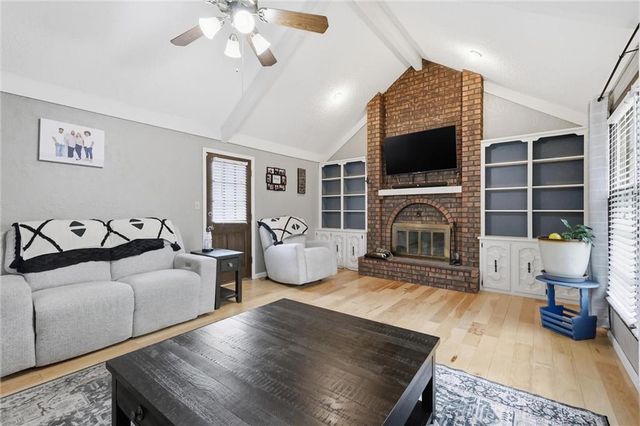 1008 SW Hiawatha Drive, Blue Springs, MO 64015