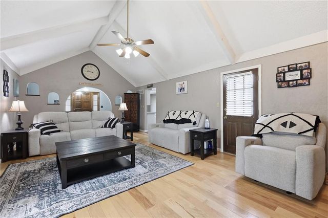 1008 SW Hiawatha Drive, Blue Springs, MO 64015