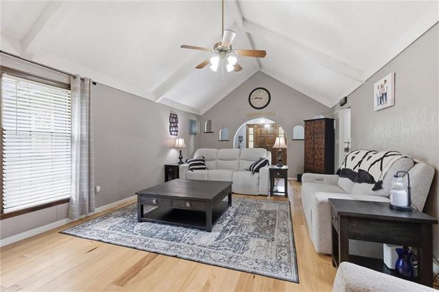 1008 SW Hiawatha Drive, Blue Springs, MO 64015