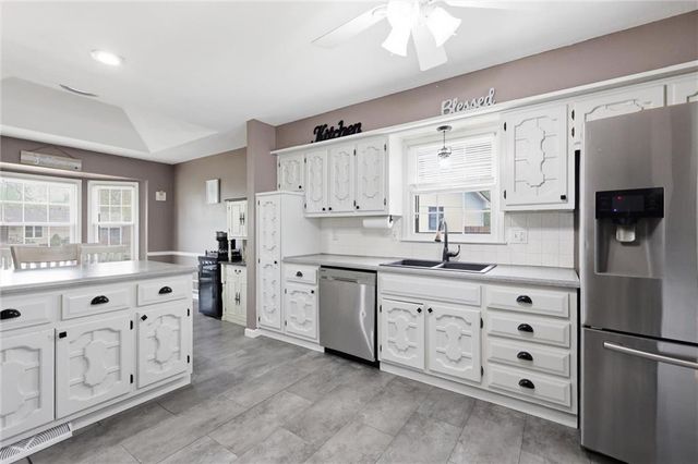 1008 SW Hiawatha Drive, Blue Springs, MO 64015
