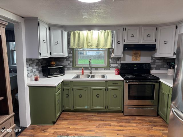 24521 Maple Street, Stony Ridge, OH 43463