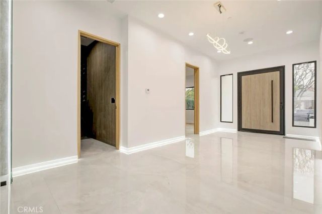 14955 Hartsook, Sherman Oaks, CA 91403