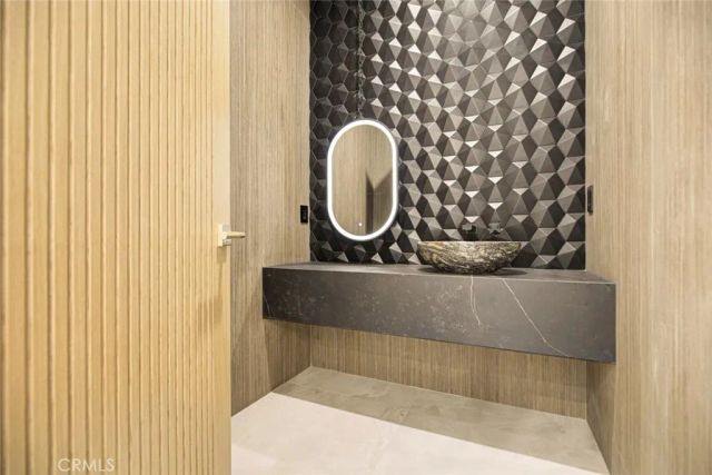 14955 Hartsook, Sherman Oaks, CA 91403