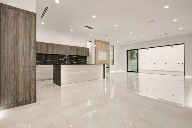 14955 Hartsook, Sherman Oaks, CA 91403