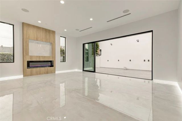 14955 Hartsook, Sherman Oaks, CA 91403