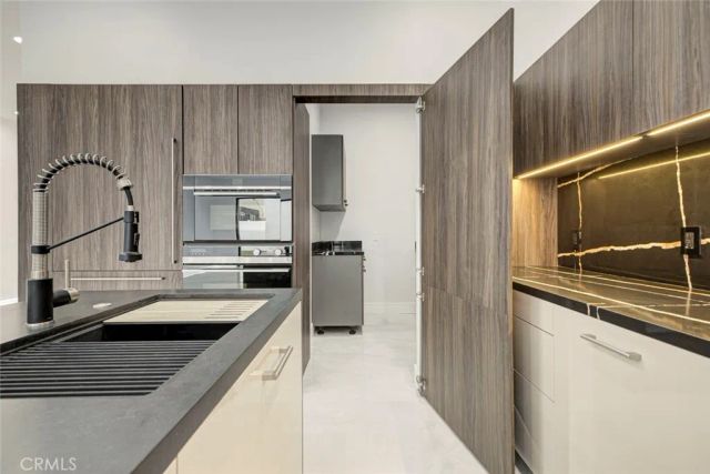 14955 Hartsook, Sherman Oaks, CA 91403