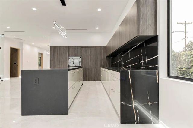 14955 Hartsook, Sherman Oaks, CA 91403