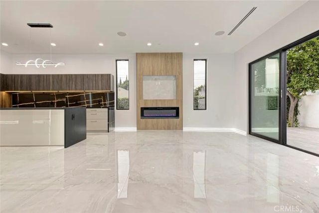 14955 Hartsook, Sherman Oaks, CA 91403