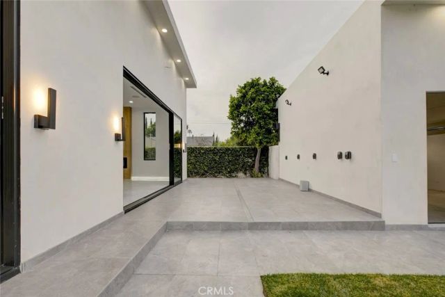 14955 Hartsook, Sherman Oaks, CA 91403