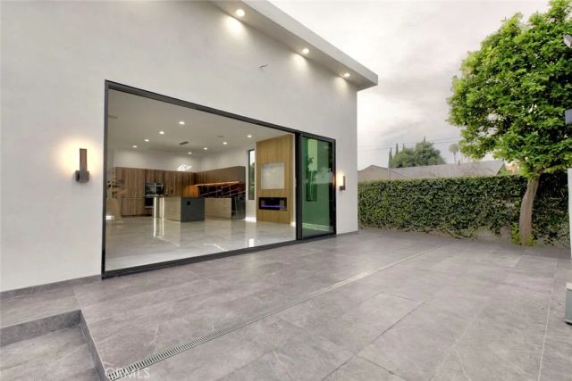 14955 Hartsook, Sherman Oaks, CA 91403