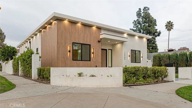 14955 Hartsook, Sherman Oaks, CA 91403