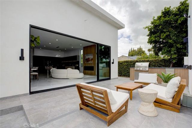 14955 Hartsook, Sherman Oaks, CA 91403