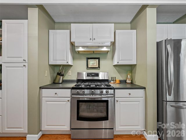 18 Thousand Oaks Boulevard, Fairview, NC 28730