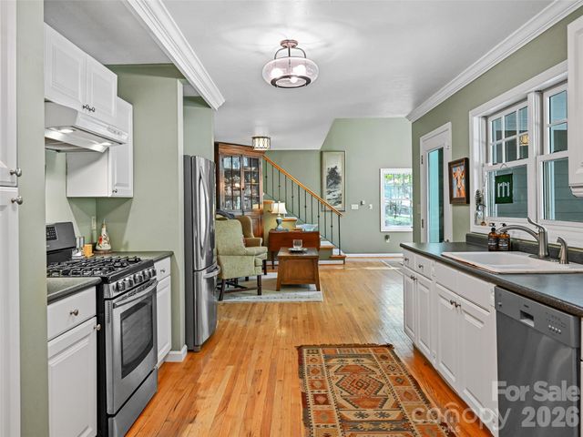 18 Thousand Oaks Boulevard, Fairview, NC 28730