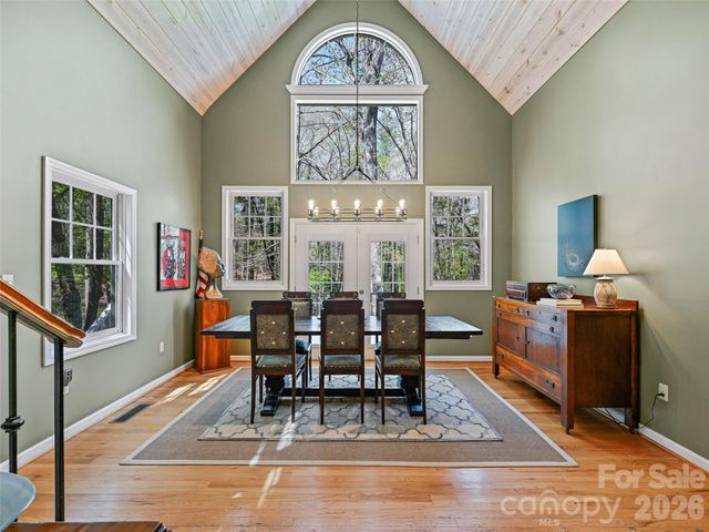 18 Thousand Oaks Boulevard, Fairview, NC 28730