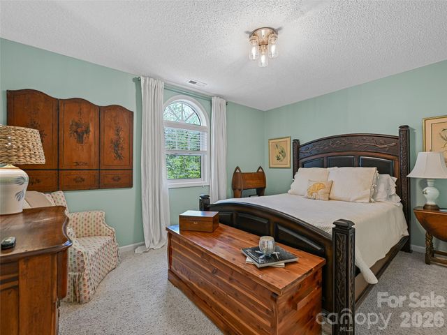 18 Thousand Oaks Boulevard, Fairview, NC 28730