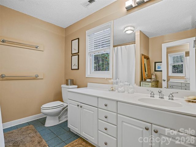 18 Thousand Oaks Boulevard, Fairview, NC 28730
