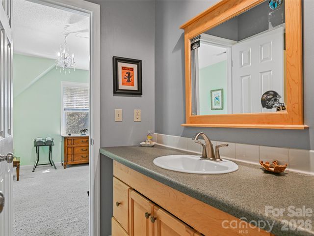 18 Thousand Oaks Boulevard, Fairview, NC 28730