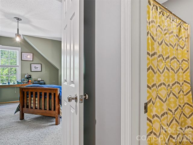 18 Thousand Oaks Boulevard, Fairview, NC 28730