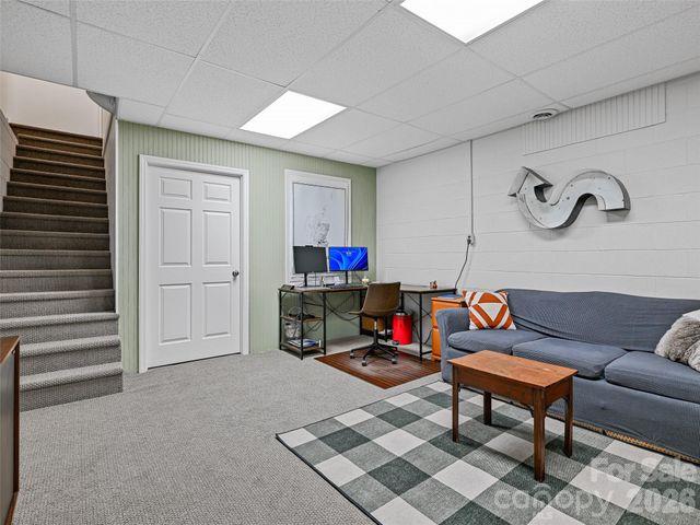 18 Thousand Oaks Boulevard, Fairview, NC 28730