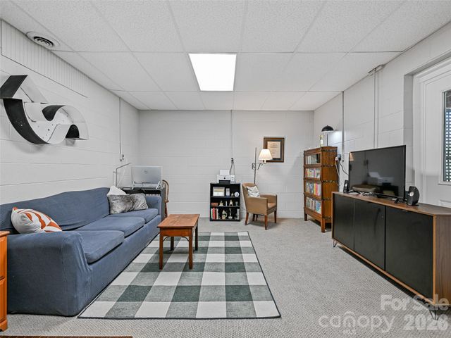 18 Thousand Oaks Boulevard, Fairview, NC 28730