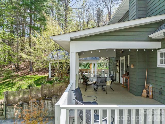 18 Thousand Oaks Boulevard, Fairview, NC 28730