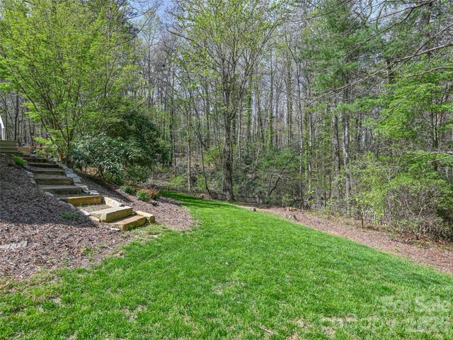 18 Thousand Oaks Boulevard, Fairview, NC 28730