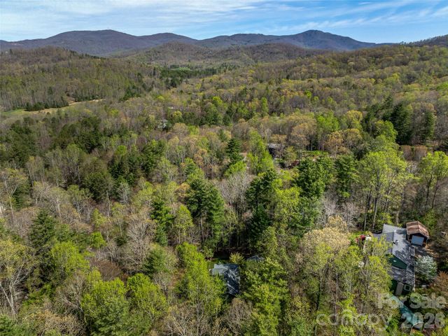 18 Thousand Oaks Boulevard, Fairview, NC 28730