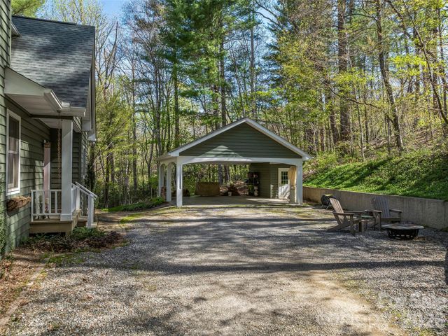 18 Thousand Oaks Boulevard, Fairview, NC 28730