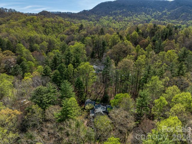 18 Thousand Oaks Boulevard, Fairview, NC 28730