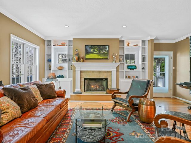 18 Thousand Oaks Boulevard, Fairview, NC 28730