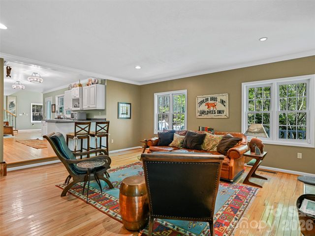 18 Thousand Oaks Boulevard, Fairview, NC 28730