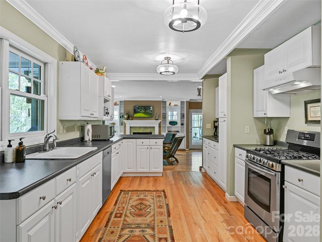 18 Thousand Oaks Boulevard, Fairview, NC 28730