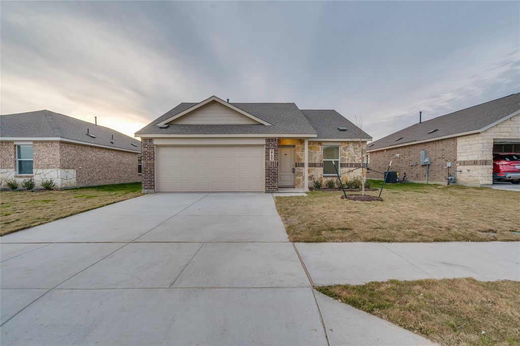 2700 Wispy Creek Drive, Fort Worth, TX 76108