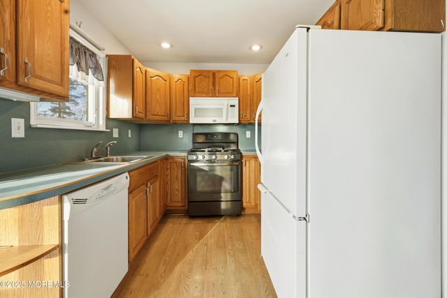 19 Oak Ridge Parkway, Toms River, NJ 08755