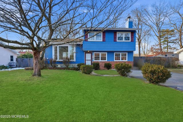 19 Oak Ridge Parkway, Toms River, NJ 08755