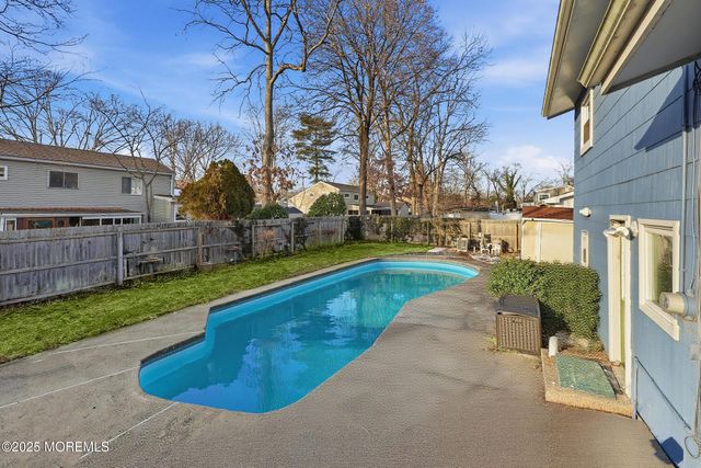 19 Oak Ridge Parkway, Toms River, NJ 08755