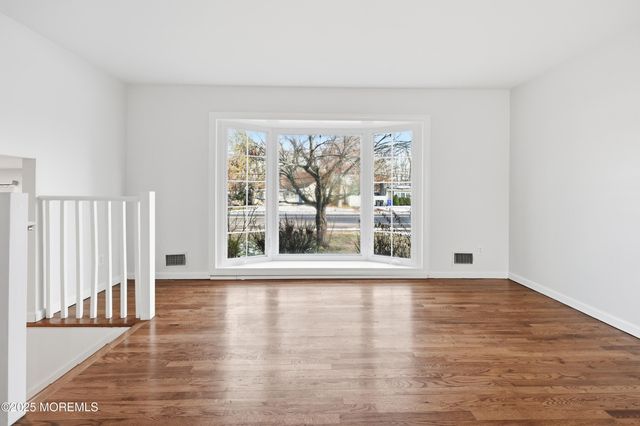 19 Oak Ridge Parkway, Toms River, NJ 08755